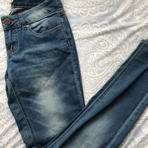 🦋MID RISE MEDIUM WASH SKINNY JEANS🦋